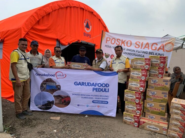 Bantuan diserahkan langsung ke warga melalui Posko Bojongbolang Desa Mangunarga, Kecamatan Cimanggung, yang merupakan salah satu wilayah yang terkena dampak parah dari bencana tersebut.