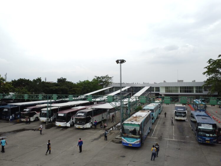 Deretan bus di terminal siap angkut penumpang. Dokumentasi Kemenhub.