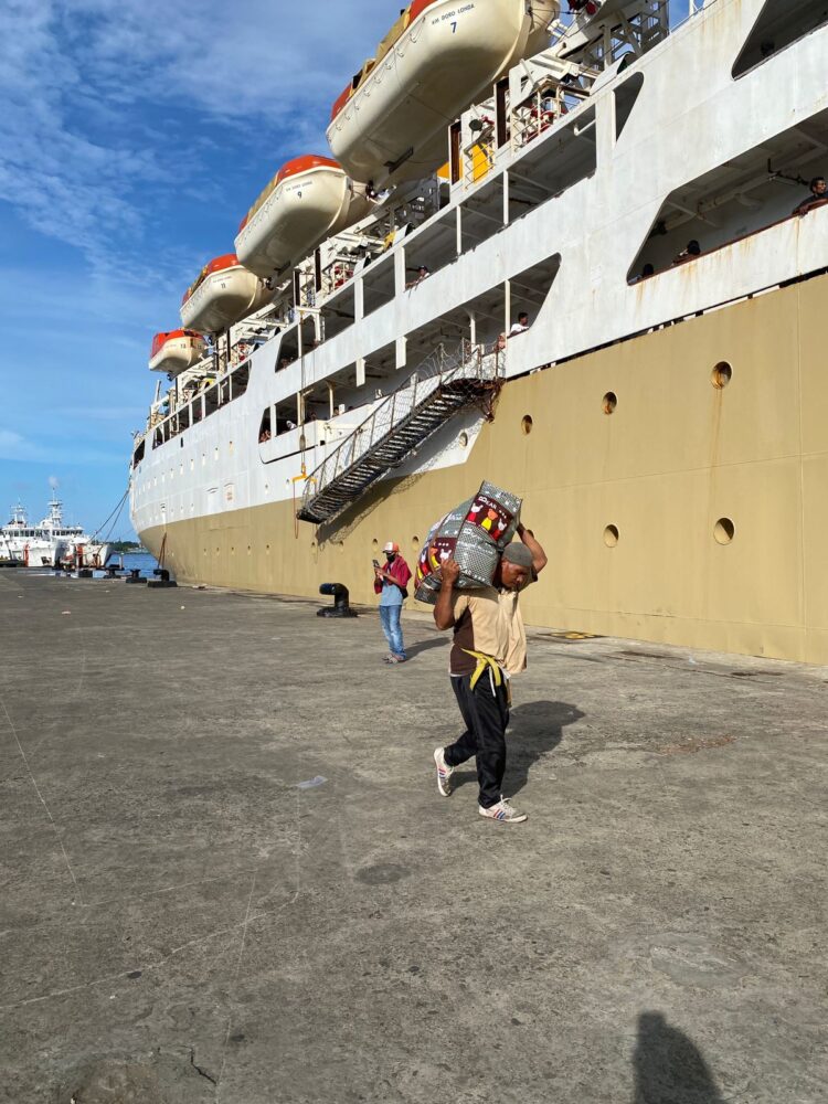 Seorang pemudik befrsiap naik kapal untuk pulang kampung. Dokumentasi Kemenhub.