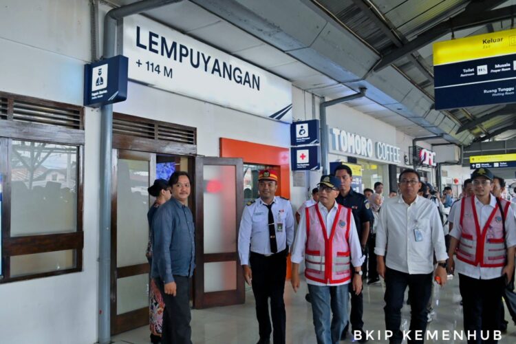 Menteri Perhubungan Budi Karya Sumadi saat meninjau Stasiun Lemuyangan, Yogyakarta. Dokumentasi Kemenhub.