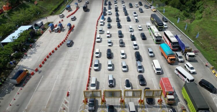 Kendaraan melalui jalan tol untuk mudik ke berbagai kota tujuan. Dokumentasi Kemenhub.