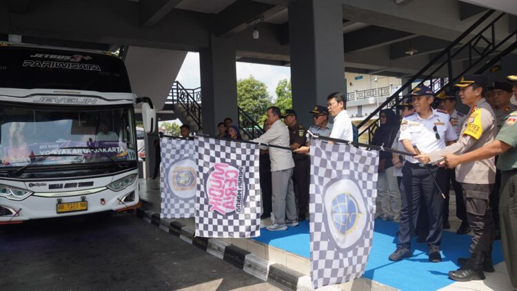 Pelepasan keberangkatan balik gratis menggunakan moda bus. Dokumentasi Kemenhub.