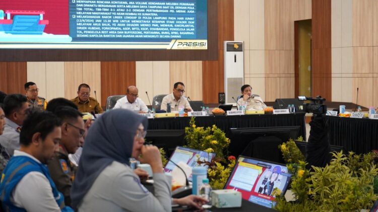 Rapat Koordinasi Penanganan Arus Balik Lebaran 2024 di Mapolda Lampung Jumat (12/4), yang dihadiri Menteri Koordinator Bidang Pembangunan Manusia dan Kebudayaan (Menko PMK) Muhadjir Effendy dan Menteri Perhubungan Budi Karya Sumadi. Dokumentasi Kemenhub.