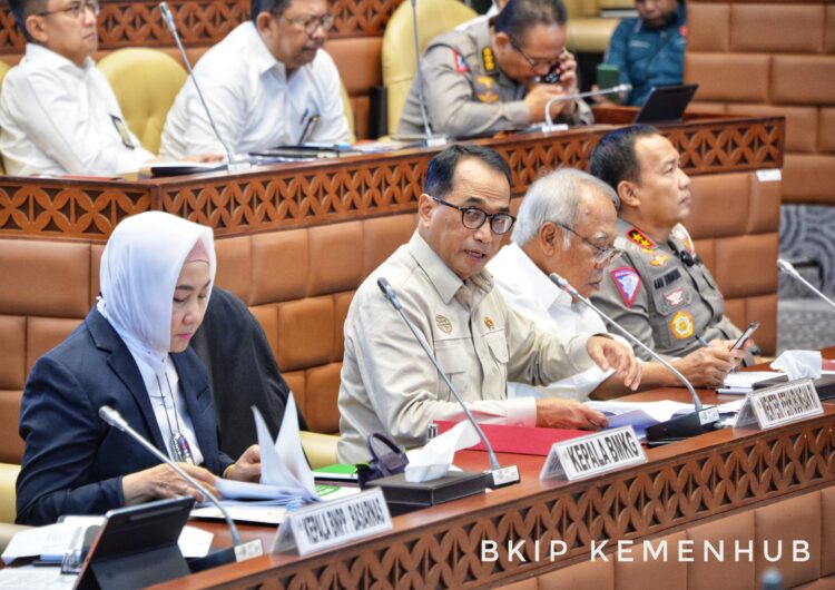 Menhub Budi Karya Sumadi Rapat Kerja dengan Komisi V DPR RI dengan tema Kesiapan Infrastruktur dan Transportasi Mudik Lebaran Tahun 2024 di Gedung DPR RI Senayan, Jakarta, Selasa (2/4). Dokumentasi Kemenhub.