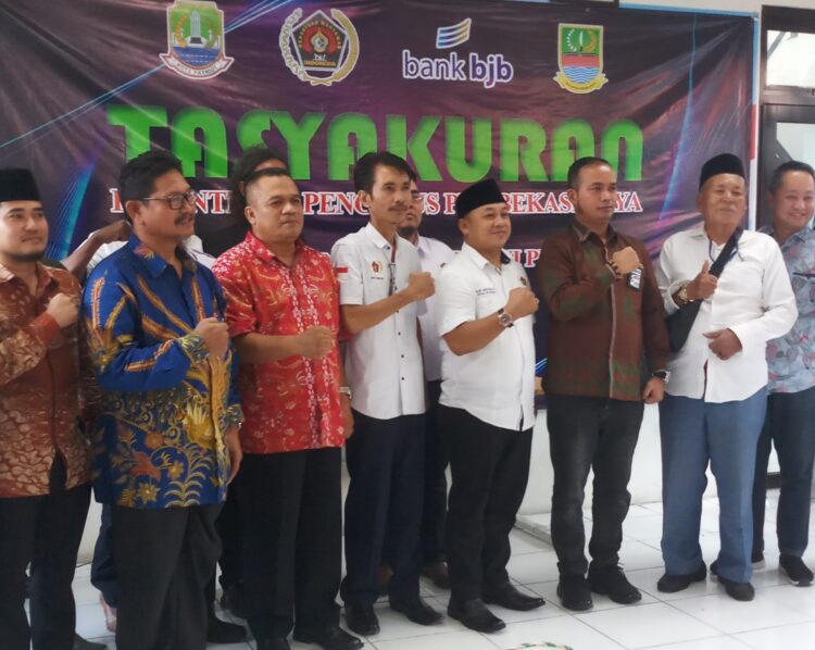 Tasyakuran Pelantikan Pengurus Bekasi Raya sekaligus Pelantikan Pengurus PWI Peduli periode 2024-2027 di Aula Biru PWI Bekasi, Jumat 28 Juni 2024. (Foto KS)