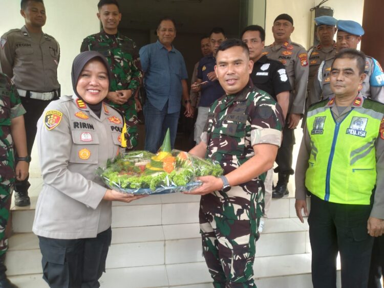 Rombongan Batalyon Armed-7 Cikiwul yang dipimpin Danyon Armed-7 Cikiwul, Letkol. Arm. Novan Andrinyansa, mengunjungi Polsek Bantar Gebang untuk menyampaikan ucapan selamat HUT Bhayangkara ke-78, Senin 1 Juli 2024, seraya memberikan nasi tumpeng.