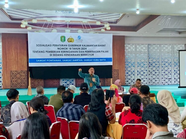 Kepala UPT PPD Pontianak Wilayah 1 Edy Gunawan memberikan sosialisasi pemberian keringanan dan pembebasan pajak kendaraan bermotor di Kecamatan Pontianak Kota, Kamis (11/7/2024). (IMBCNews/Foto ist.)