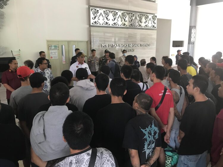 Konjen RI Kuching Raden Sigit Witjaksono saat memberi arahan kepada WNI Bermasalah saat tiba di PLBN Entikong, Kamis (11/2024). (IMBCNews/Foto ist.)