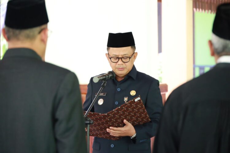 Pj. Wali Kota Bekasi, Gani Muhamad melantik pejabat pimpinan tinggi pratama (esselon II) di Lingkungan Pemerintah Kota Bekasi bertempat di Pendopo Wali Kota Bekasi. (IMBCNews/Bon/Jael)