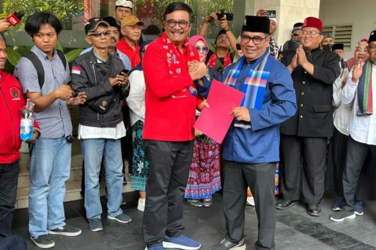 Ketua DPP PDI Perjuangan Djarot Syaiful Hidayat (kiri) bersama Perwakilan Poros Jakarta Biem Triani Benjamin (kanan) di Kantor DPP PDIP, Jakarta, Selasa (13/8).