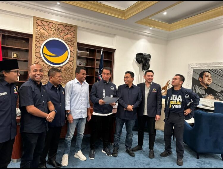 Ketua DPP Nasdem saat memberikan rekomendasi kepada Calon Bupati Kabupaten Buru Selatan Abdul Haris Wally dan Calon Wakil Bupati Elisa Lesnussa, turut dihadiri pengurus DPD Nasdem Provinsi Maluku dan  Kabupaten Buru Selatan, di Jakarta, Selasa.