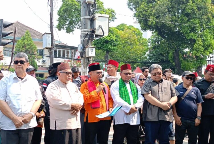 Poros Jakarta dipimpin Ketua Umum H. Biem T. Benjamin menggelar doa bersama untuk Pilkada damai, jujur dan adil di depan Gedung KPU Jl. Imam Bonjol Jakarta Pusat, Jumat.