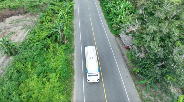 Sebuah bus melintas di jalan perintis. Dokumentasi Kemenhub.