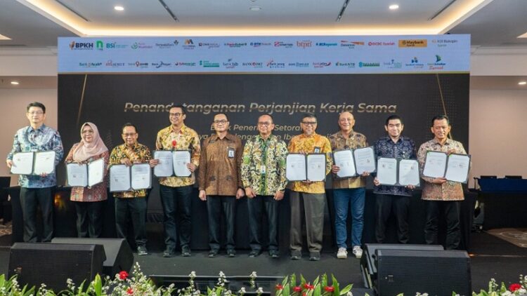 Penandatanganan Perjanjian Kerjasama dilakukan Kepala Badan Pelaksana BPKH, Fadlul Imansyah dan Direktur Ritel & Syariah Bank DKI, Henky Oktavianus, secara bersamaan dengan perwakilan Bank Umum lainnya, di Jakarta pada Senin (22/07).