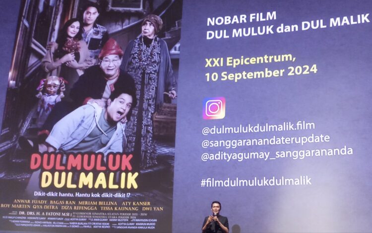 Sutradara Aditya Gumay memberi sambutan sebelum pemutaran film Dulmuluk Dulmalik di Jakarta, Selasa (10/9) malam, foto ks.