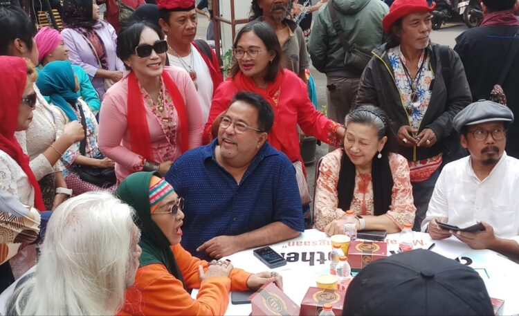 Rano Karno bersama para seniman pada acara Rembug Budaya di Posko Save TIM Jakarta, Rabu (18/9). Foto KS