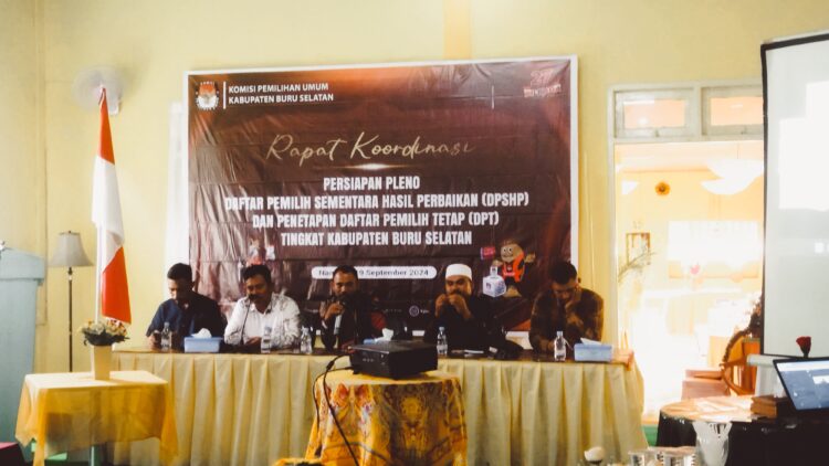 Ketua KPU Kabupaten Buru Selatan, Husni Hehanussa, membuka rakor persiapan pleno DPSHP dan penetapan DPT, Kamis, 19 September 2024, di Hotel Golden Alfri’s, Desa Labuang, Kecanatan Namrole, Kabupaten Bursel, Provinsi Maluku