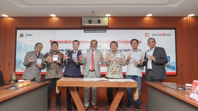 Direktur Teknologi & Operasional Bank DKI, Amirul Wicaksono (Tiga dari kanan) mewakili Bank DKI dalam penandatanganan Perjanjian Kerja Sama dalam optimalisasi penjualan JakCard, beberapa waktu yang lalu.