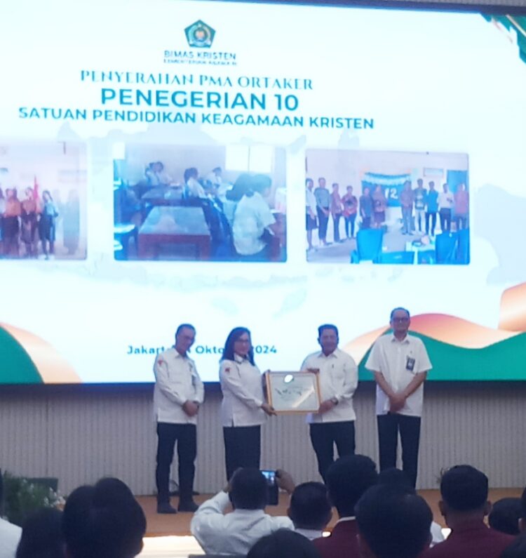 Penyerahan PMA Ortaker penegerian 10 satuan pendidikan keagamaan Kristen oleh Sekjen Kemenag Ali Ramdhani kepada Dirjen Bimas Kristen Jeane Marie Tulung di Jakarta, Senin (14/10/2024).