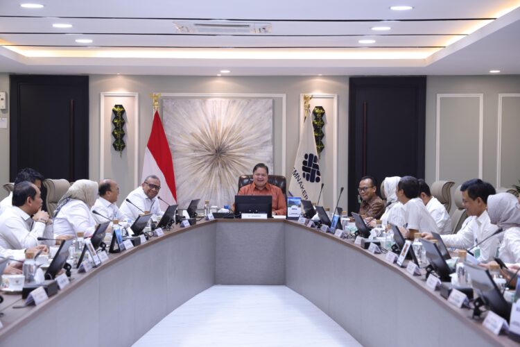 Menteri Koordinator Bidang Perekonomian sekaligus Menteri Ketenagakerjaan (Menaker) Ad interim, Airlangga Hartarto mulai berkantor di kantor Kemnaker, Senin (14/10/2024)