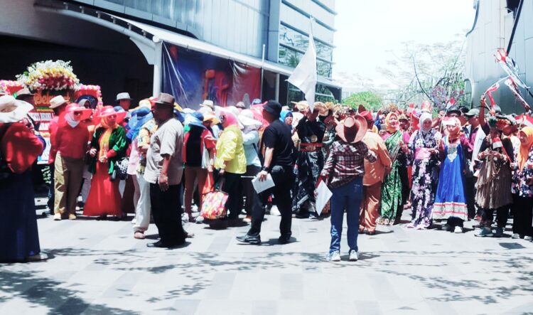 Penampilan meriah para alumni SMAN 40 Jakarta pada reuni akbar, Sabtu (2/10/2024) di Bella Terra Kelapa Gading, Jakarta Utara