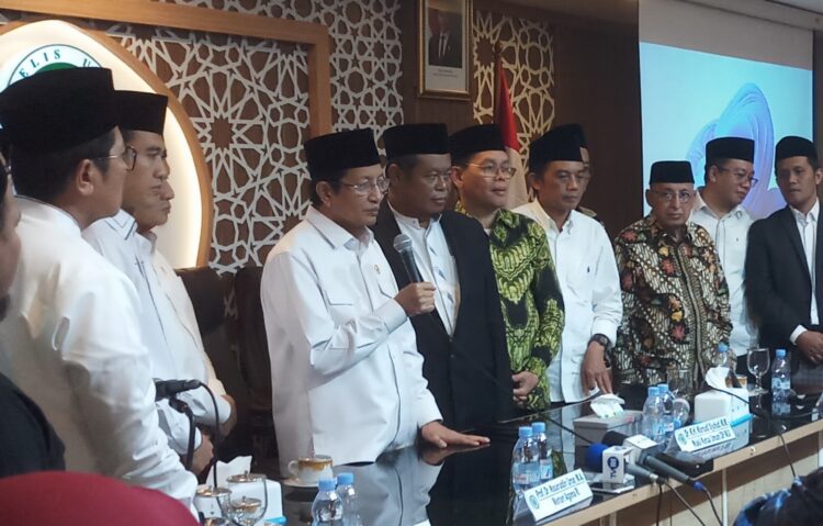 Menteri Agama Nasaruddin Umar  saat memberikan keterangan pers pertemuan dengan Pimpinan MUI Pusat  di Kantor MUI Jakarta, Selasa (19/11/2024). Foto KS