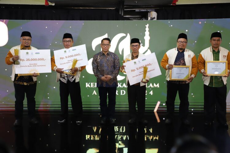 Dirjen Bimas Islam Kemenag, Kamaruddin Amin bersama pemenang Kepustakaan Islam Award 2024 di Jakarta, Sabtu (23/11) malam.