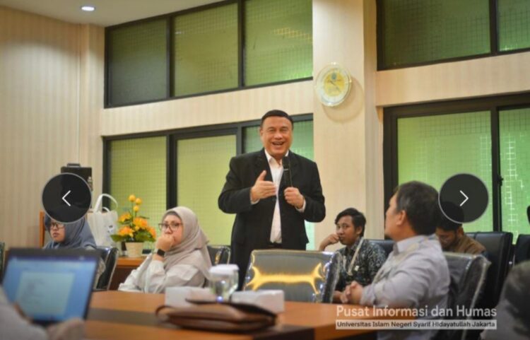 Wartawan Senior Aat Surya Safaat saat menyampaikan materi pada Workshop "Creative Writing" di UIN Syarif Hidayatullah Jakarta, Senin 23 Desember 2024 (Foto: Humas UIN Jakarta)