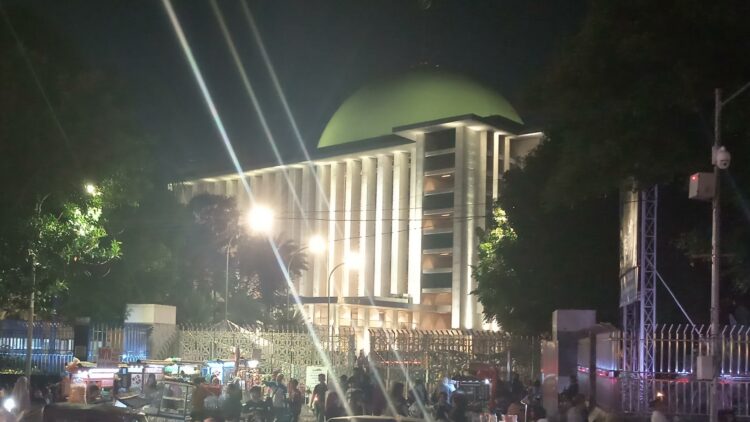 Masjid Istiqlal Jakarta, Selasa malam (31/12/2024). Foto KS