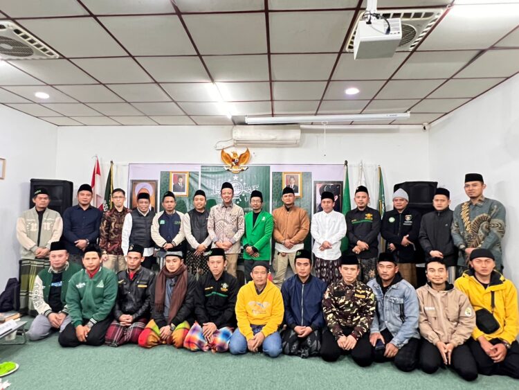 Sesi foto bareng setelah dibukanya kegiatan Bahtsu Masail oleh Bapak Arif Sulistiyo Kepala KDEI Taipei.