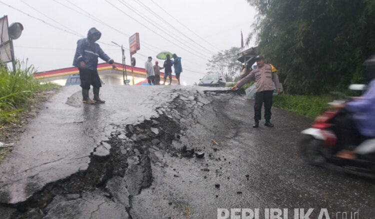 Jalan rusak akibat longsor terjadi di Kabupaten Sukabumi. | Foto: Dok Republika