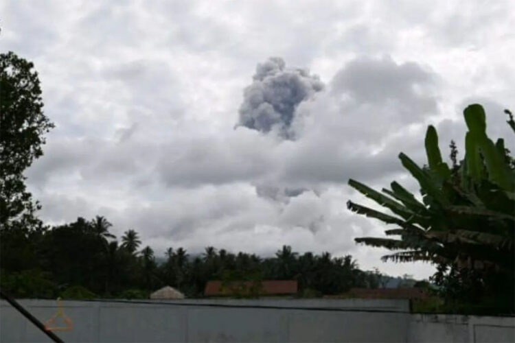 | Foto: ANTARA/HO-Petugas Pos Pengamatan Gunung Api Ibu