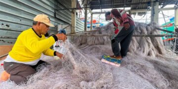 Sejumlah nelayan memperbaiki pukat di Indramayu, Jawa Barat, Kamis (26/12/2024). | Foto: ANTARA/Harianto