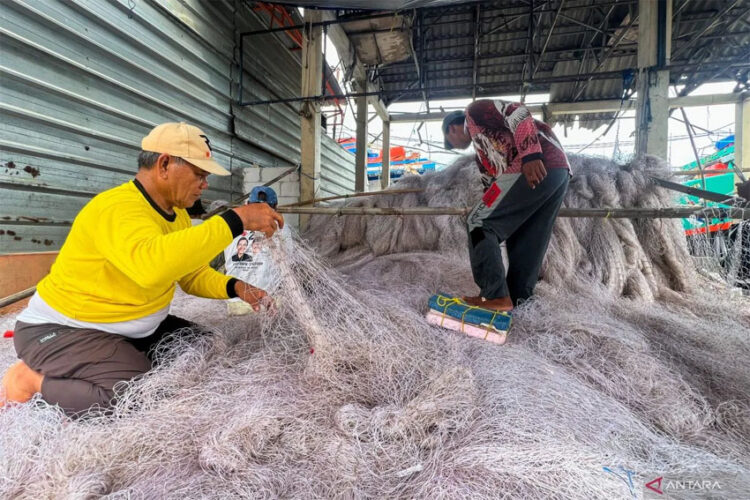 Sejumlah nelayan memperbaiki pukat di Indramayu, Jawa Barat, Kamis (26/12/2024). | Foto: ANTARA/Harianto