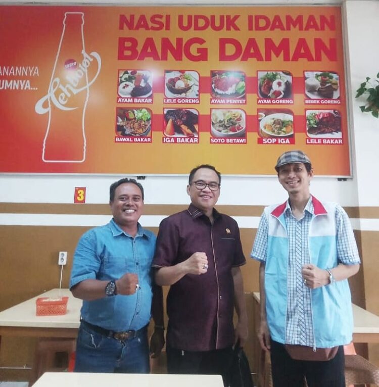 Ketua DPD GGI H.Rochmani,SH,NH,C.Med, bersama Sekretaris DPD Jaelani,S.Sos dan pemilik Nasi Uduk Idaman  Damanhuri,SE