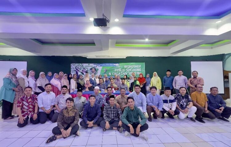 Para guru dan tenaga kependidikan di SD Islam Al Azhar 8 Kembangan Jakarta Barat berfoto bersama sebelum mengikuti Workshop "Public Speaking" dan Creative Writing", Sabtu 7 Desember 2024 (Foto: Istimewa).