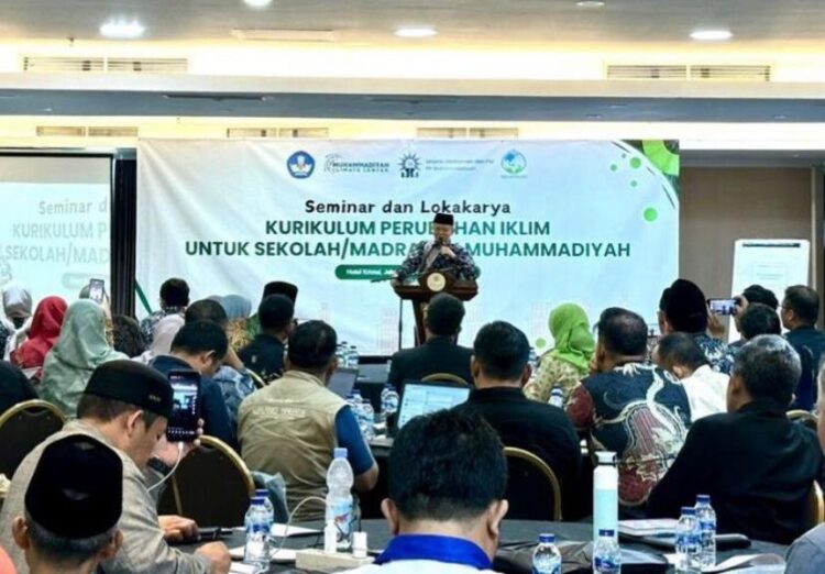 Ketua PP Muhammadiyah Dr. H. Buya Anwar Abbas MM menyampaikan sambutan pada Lokakarya Kurikulum Perubahan Iklim pada 22 Desember 2024 di Jakarta (Foto: Humas MCC)