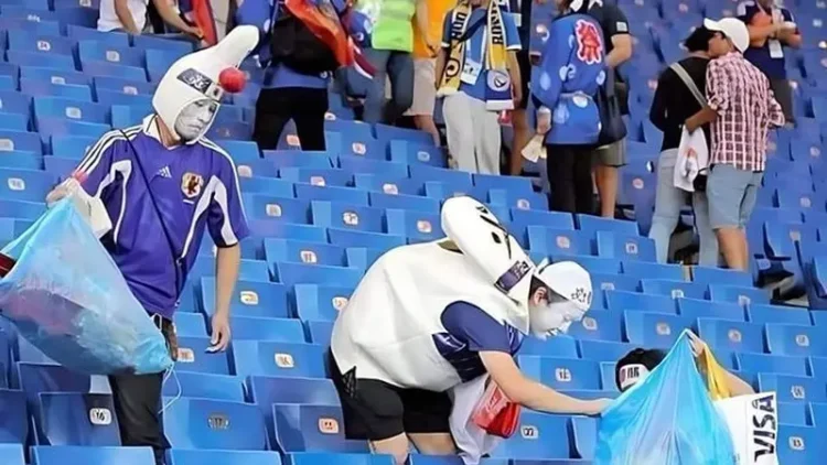 Supporter sepakbola Jepang sedang memunguti sampah di SGBK, Senayan, Jakarta usai menyaksikan laga timnas Jepang lawan PSSI Garuda (15/11). Mereka sedang mengajari kita kebersamaan untuk menjaga lingkungan  lingkungan. (foto: Nanggroe Aceh)