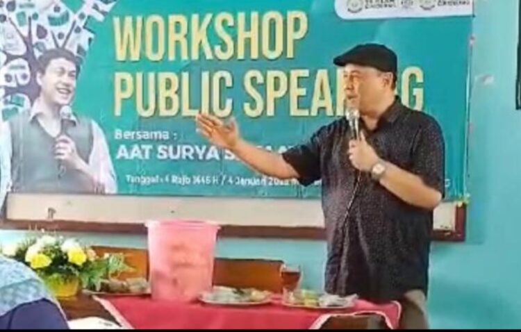 Wartawan Senior yang juga Direktur Uji Kompetensi Wartawan (UKW) PWI Aat Surya Safaat tampil sebagai narasumber pada Workshop "Public Speaking" di SDI Cihideung, Pandeglang, Banten, akhir pekan lalu (Foto: Dok. SDI Cihideung)