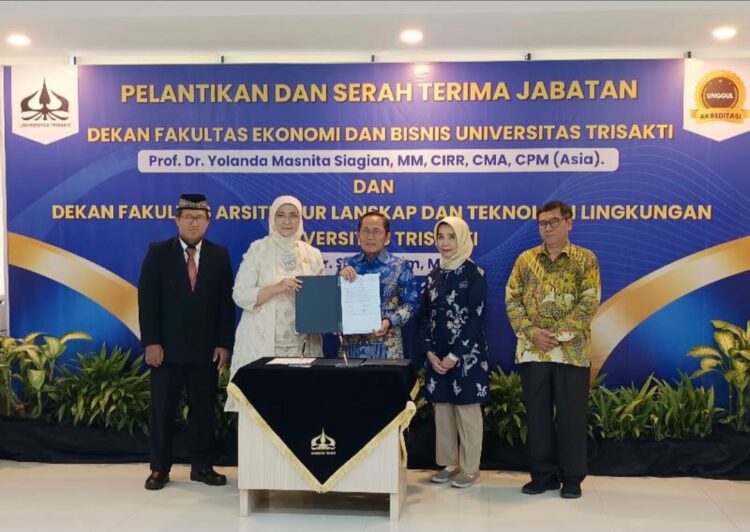 Prof. Dr. Yolanda Masnita Siagian (dua, kiri) pada Selasa 7 Januari 2025 kembali dilantik menjadi Dekan FEB Usakti oleh Rektor Usakti Prof. Dr. Ir. Kadarsah Suryadi (tengah). Acara pelantikan berlangsung di Gedung M Usakti, Grogol, Jakarta Barat (Foto: Humas Usakti)