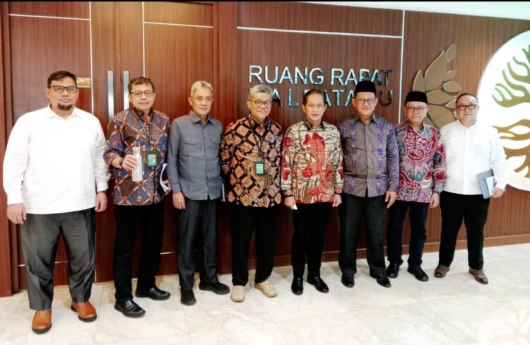 Foto bersama Menteri Lingkungan Hidup (LH)/Kepala Badan Pengendalian Lingkungan Hidup (BPLH), Dr. Hanif Faisol Nurofiq (empat dari kanan) dengan Ketua LPLH & SDA MUI, Dr. Hayu Prabowo (tiga dari kanan), usai diskusi strategis yang berlangsung di Ruang Kalpataru, Gedung Kementerian Lingkungan Hidup RI, Jakarta, Kamis 9 Januari 2025 (Foto: Istimewa)