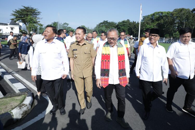 Menteri Desa dan Pembangunan Daerah Tertinggal Yandri Susanto mendampingi Menteri Koordinator (Menko) Bidang Pangan, Zulkifli Hasan, pada Rapat Koordinasi Swasembada Pangan dengan Kepala Daerah se-Sumatera Utara, di Kantor Gubernur Sumatera Utara,  Senin (21/1/2024).