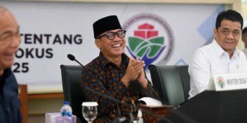 Menteri Desa PDT Yandri Susanto dalam Sosialisasi Peraturan Menteri Desa (Permendes) Nomor 2 Tahun 2024 tentang Petunjuk Operasional atas Fokus Penggunaan Dana Desa Tahun 2025 untuk wilayah Sumatera II yang meliputi Provinsi Riau, Sumatera Selatan, Bengkulu, Lampung, Kepulauan Bangka Belitung, dan Kepulauan Riau di Jakarta, Senin (20/1/2025). | Foto: ANTARA/HO-Humas Kemendes PDT.