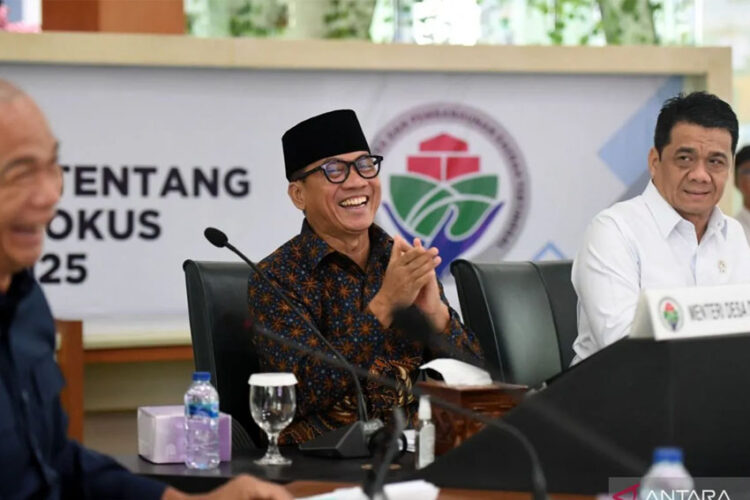 Menteri Desa PDT Yandri Susanto dalam Sosialisasi Peraturan Menteri Desa (Permendes) Nomor 2 Tahun 2024 tentang Petunjuk Operasional atas Fokus Penggunaan Dana Desa Tahun 2025 untuk wilayah Sumatera II yang meliputi Provinsi Riau, Sumatera Selatan, Bengkulu, Lampung, Kepulauan Bangka Belitung, dan Kepulauan Riau di Jakarta, Senin (20/1/2025). | Foto: ANTARA/HO-Humas Kemendes PDT.