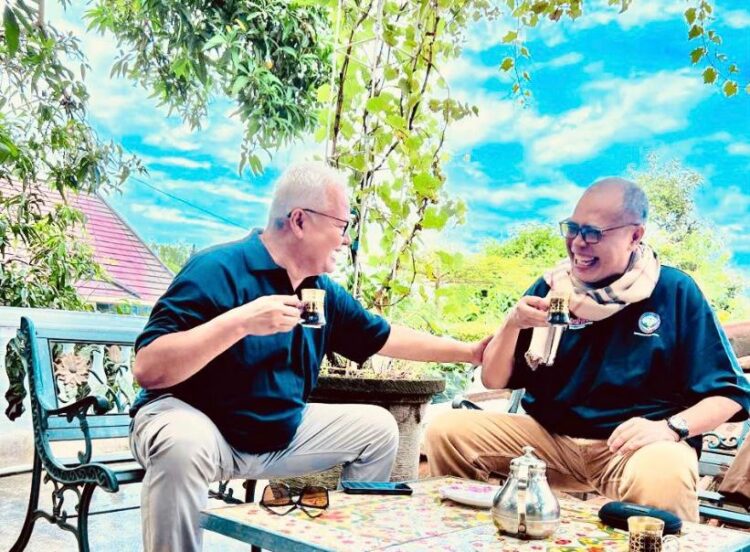 Pertemuan 
dua sahabat, masing-masing pendiri DePA-RI, TM Luthfi Yazid (kanan) dan pendiri Indonesian PhD Council, Prof Dr. Hayyan ul Haq (kiri) di  Lombok NTB belum lama berselang (Foto: Humas DePA-RI)