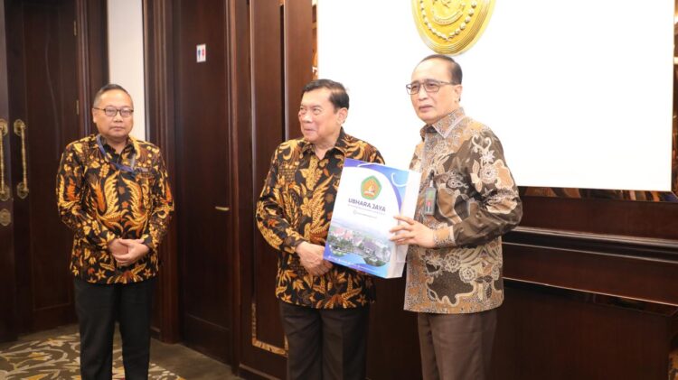 Prf Laksanto, prof Bambang dan dan Ketua MA prof. Sunarto