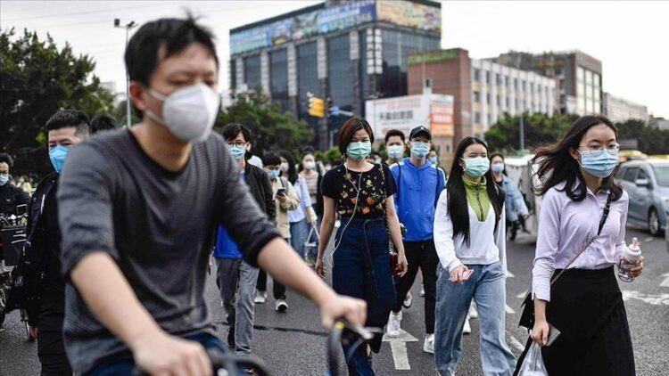 Otoritas Kesehatan China menerapkan prokes ketat setelah korban pertama Covid-19 terdeteksi di Wuhan, 11 Jan. 2020. (foto:Anadolu)