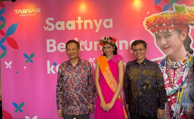 Mikha Tambayong diapit Mr Bruce Hung dan Mr Zhou Shi Bi