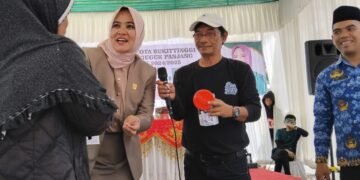 Senyum dan Suara Rakyat: Kehangatan Politik ala Dewi Anggraini di Kota Bung Hatta