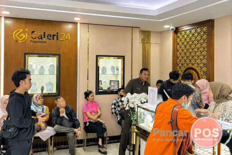 Warga di sejumlah kota di Indonesia menyambangi Galeri 24 Pegadaian,  membeli logam mulia guna mengantisipasi ketidakpastian ekonomi nasioal dan global (foto: detik.com)